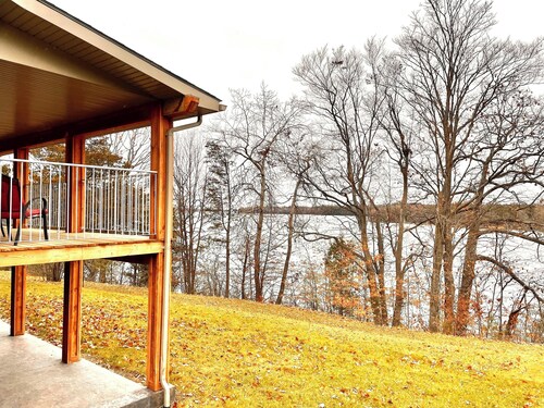 Cozy Bungalow Nestled atop North Shore Hay Bay, Napanee