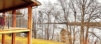 Cozy Bungalow Nestled atop North Shore Hay Bay, Napanee