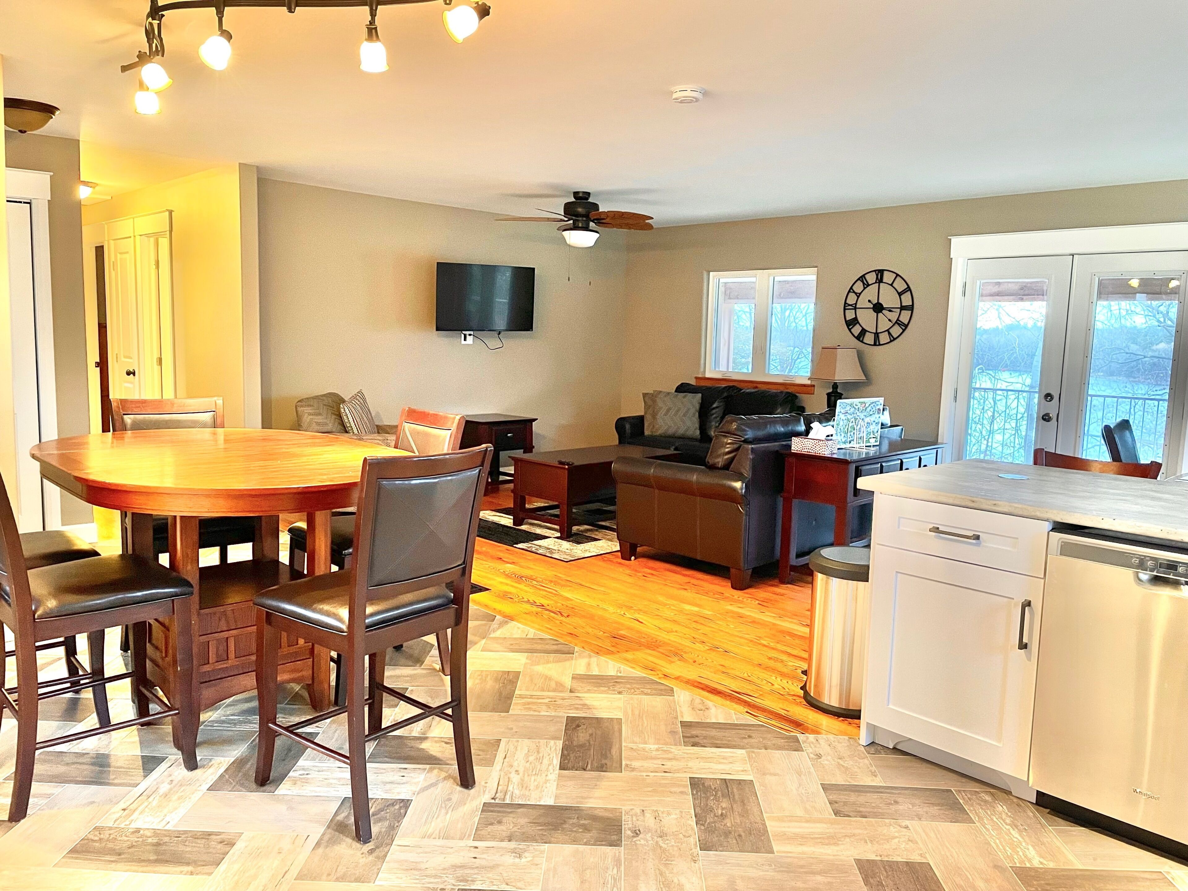 Cozy Bungalow Nestled Atop North Shore Hay Bay, Napanee - Napanee