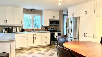 Mikrobølgeovn, ovn, kokeplater og oppvaskmaskin