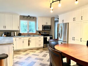 Een magnetron, een oven, een kookplaat, een vaatwasser