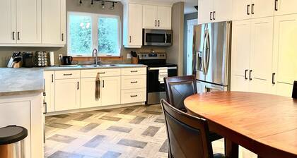 Cozy Bungalow Nestled atop North Shore Hay Bay, Napanee