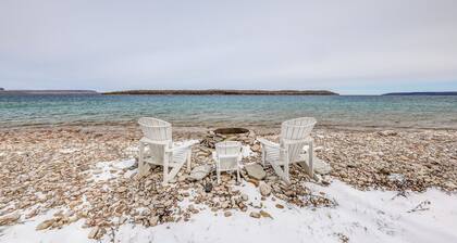 Cozy cottage nestled along 90ft of pristine Georgian Bay pebble beachfront