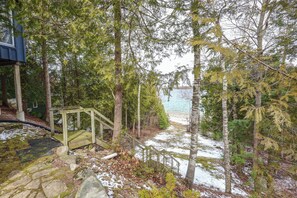 Property grounds - Cozy cottage nestled along 90ft of pristine Georgian Bay pebble beachfront (Wiarton)