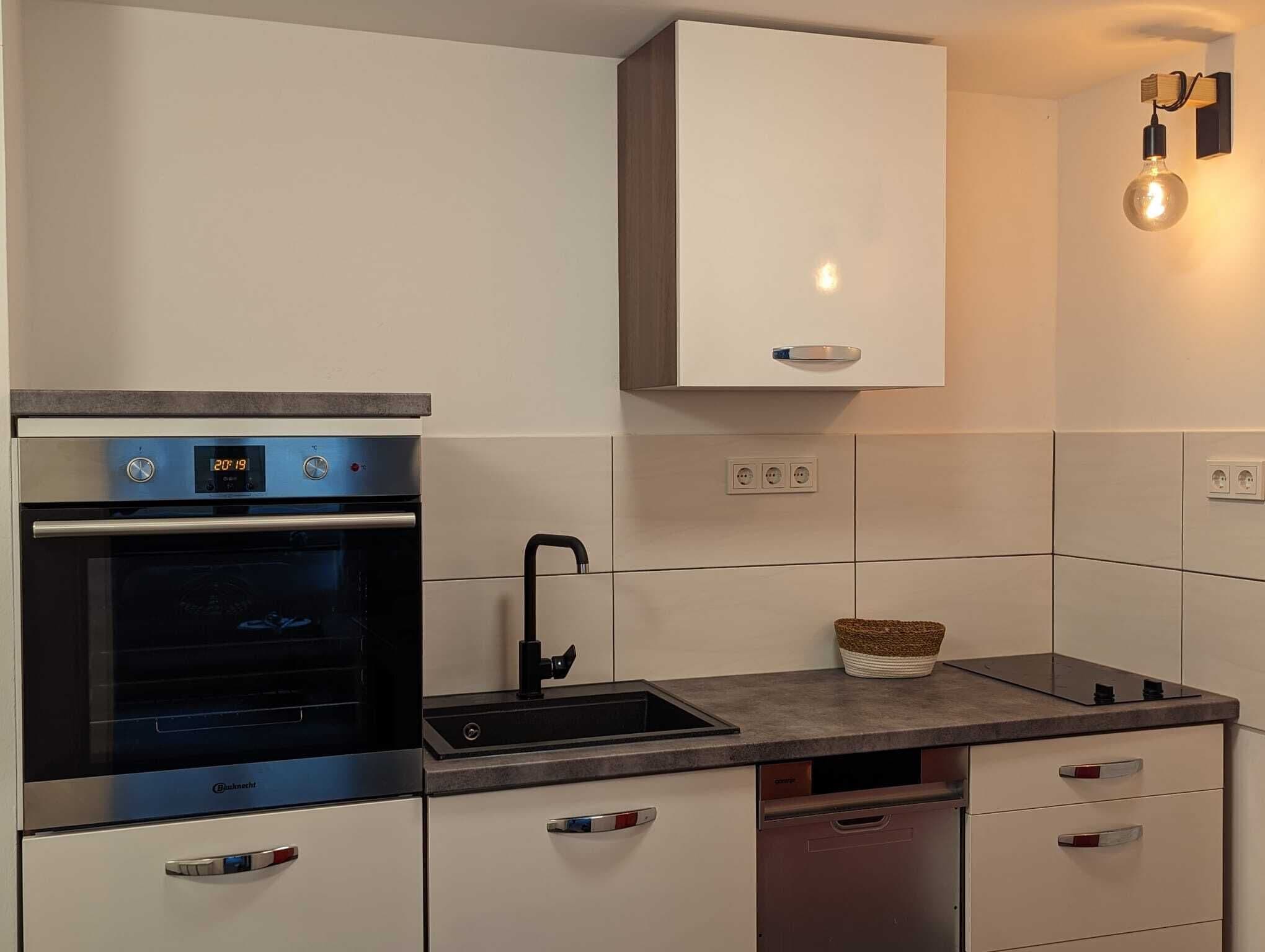 Kühlschrank, Ofen, Herdplatte, Wasserkocher mit Kaffee-/Teezubehör