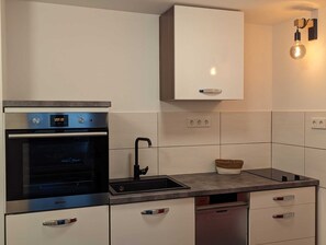 Kühlschrank, Ofen, Herdplatte, Wasserkocher mit Kaffee-/Teezubehör