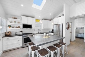 Fridge, microwave, oven, stovetop - Good Day Sunshine Cottage-Newly updated!! Light and Airy w parking  (Newport Beach)