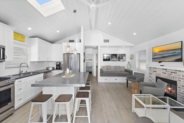 Fridge, microwave, oven, stovetop - Good Day Sunshine Cottage-Newly updated!! Light and Airy w parking  (Newport Beach)