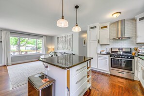 Réfrigérateur, micro-ondes, plaque de cuisson, lave-vaisselle