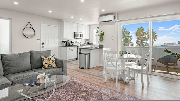 Un apartamento moderno con cocina, comedor y balcón con vistas.