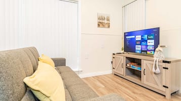 House | 2 bedrooms, desk, Internet