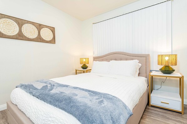 2 bedrooms, desk, Internet - Chic Historic Route 66 Home - Ideal for Relaxation (Glendora)