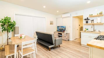 Hus | 2 soverom, skrivebord og internett