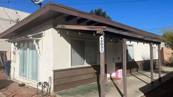 House | 2 bedrooms, desk, Internet