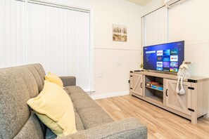 House | 2 bedrooms, desk, Internet - Chic Historic Route 66 Home - Ideal for Relaxation (Glendora)