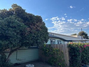 House | 2 bedrooms, Internet - Elegant Country Retreat With Serene Patio Haven (Glendora)