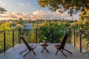 House - Stunning LA Luxury Retreat Ideal for Work or Play (Monterey Park)