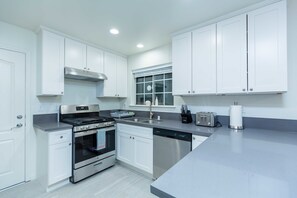 Apartment | 5 bedrooms, Internet - Elegant Pasadena Retreat Prime Comfort Awaits (Pasadena)