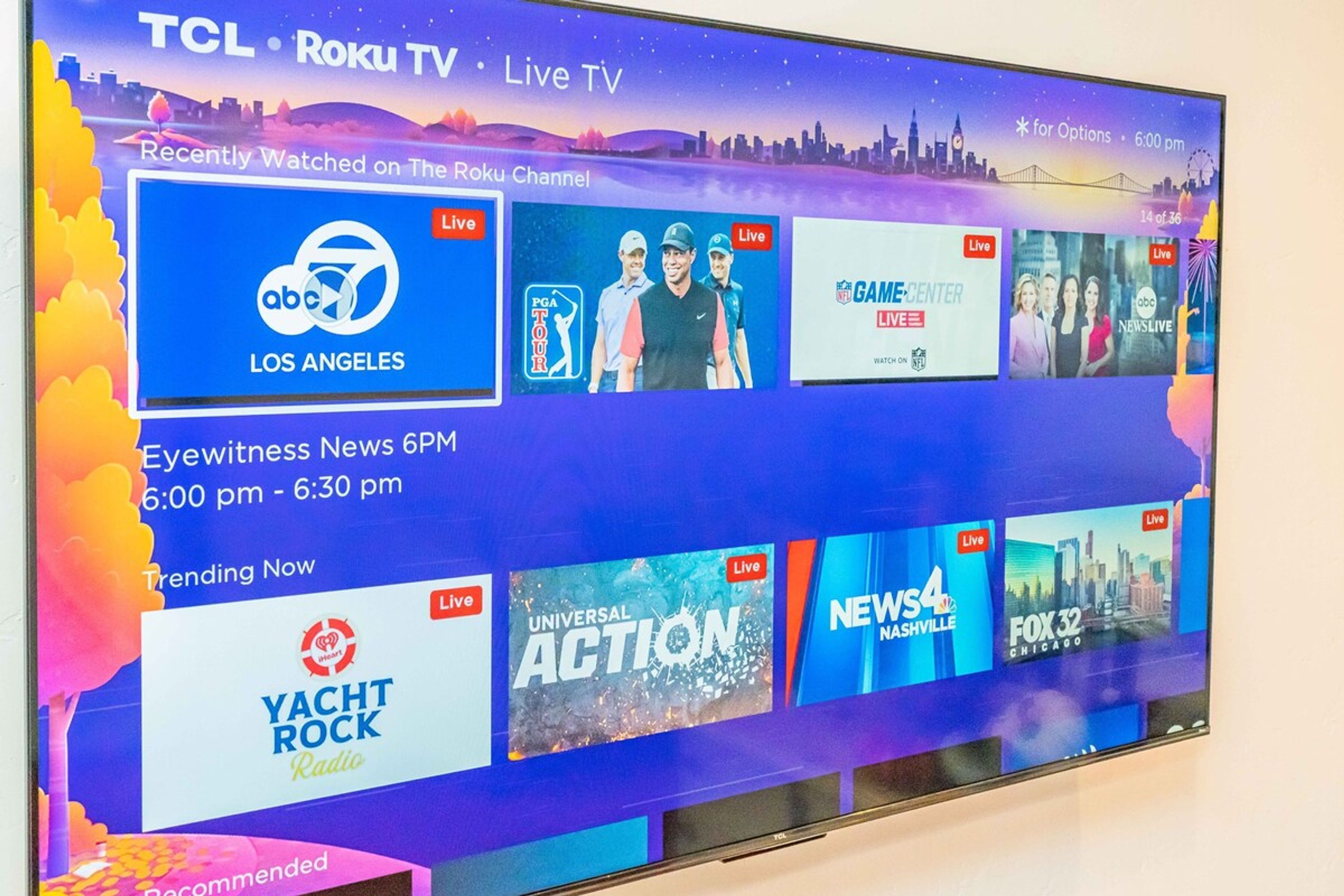Et TCL Roku TV der viser forskellige tv-kanaler og programmer.