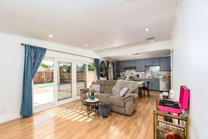 House | 4 bedrooms, Internet - Cozy Family Retreat Game Room Backyard in Hacienda (Hacienda Heights)