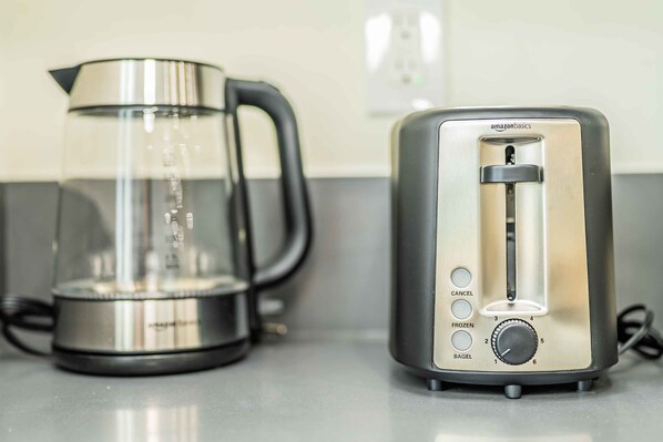A kitchen with a coffee maker and a toaster. - Newly Remodeled 2b2b APT Near Pasadena Old Town (Altadena)