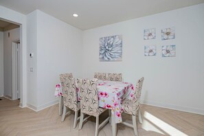 Apartment | 3 bedrooms, Internet - Luxurious Ontario Townhouse Ideal Family Retreat (Ontario)