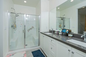 Apartemen | 3 kamar tidur dan internet