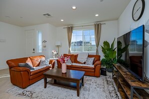 Apartment | 3 bedrooms, Internet - Luxurious Ontario Townhouse Ideal Family Retreat (Ontario)