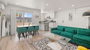 Room - Modern Family Getaway With Spacious Living Areas (Altadena)