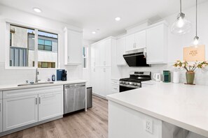 Apartment | 2 bedrooms - Chic Modern Retreat With Stunning Views (Ontario)