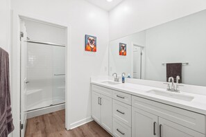 Apartment | 2 bedrooms - Chic Modern Retreat With Stunning Views (Ontario)