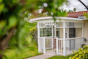 House | 3 bedrooms, Internet - Modern Luxury in San Gabriel Valley Retreat (Glendora)