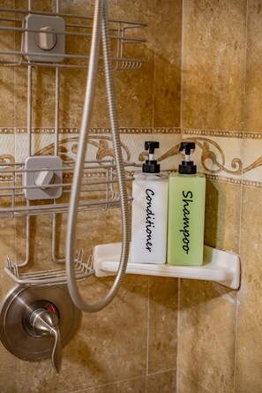 House | 3 bedrooms, Internet - Modern Luxury in San Gabriel Valley Retreat (Glendora)