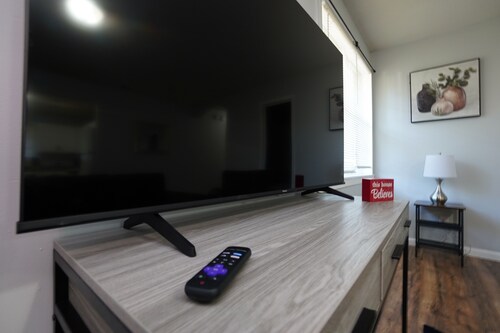 Spacious 4-bedroom house in delightful Memphis with AC, WiFi