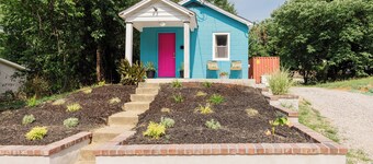 Retro bungalow minutes away from historic Old Towne Petersburg!