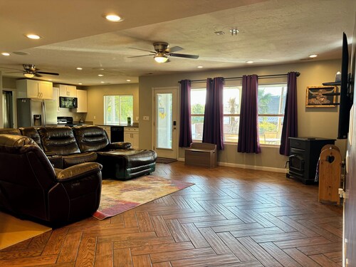 Spacious 2bedroom apartment in Charming Toquerville with AC, WiFi, Full kitchen