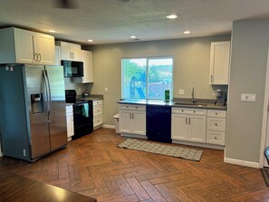 Een koelkast, een microgolfoven, een oven, een kookplaat