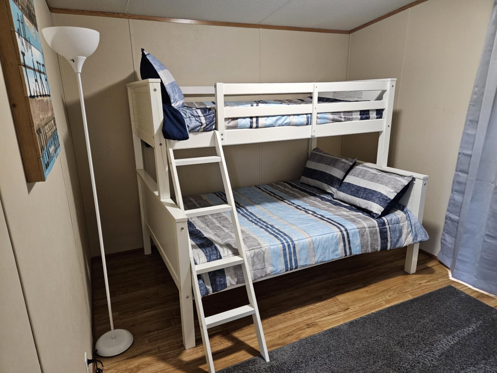 Charming 2-bedroom cottage located on Claytor Lake with WiFi, AC