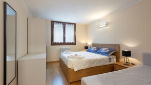 1 chambre, fer et planche à repasser, Wi-Fi gratuit, draps fournis