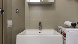 Shower, hair dryer, bidet, towels
