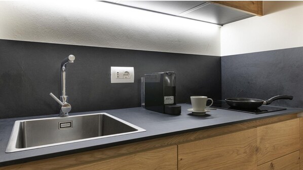 Réfrigérateur, plaque de cuisson, lave-vaisselle, cafetière/bouilloire
