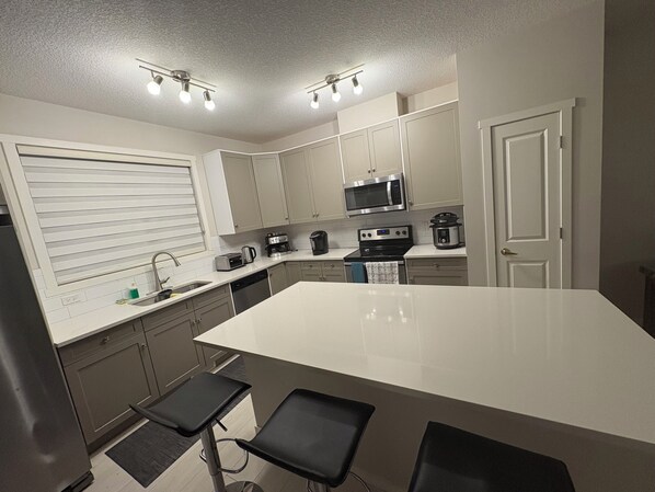 冰箱、微波炉、烤箱、炉灶