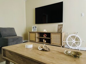 Smart TV - Soothing Beach Apartment in Redondo Beach…20 steps to Ocean! (Redondo Beach)