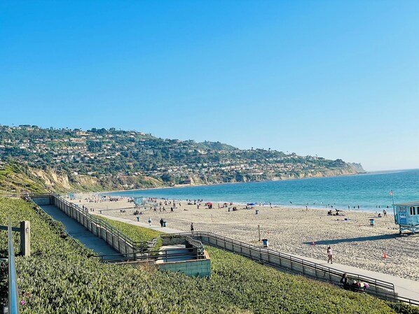 Sun loungers, beach towels - Soothing Beach Apartment in Redondo Beach…20 steps to Ocean! (Redondo Beach)