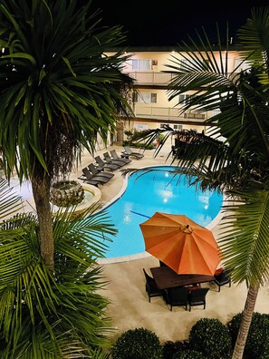 Outdoor pool, a heated pool - Soothing Beach Apartment in Redondo Beach…20 steps to Ocean! (Redondo Beach)