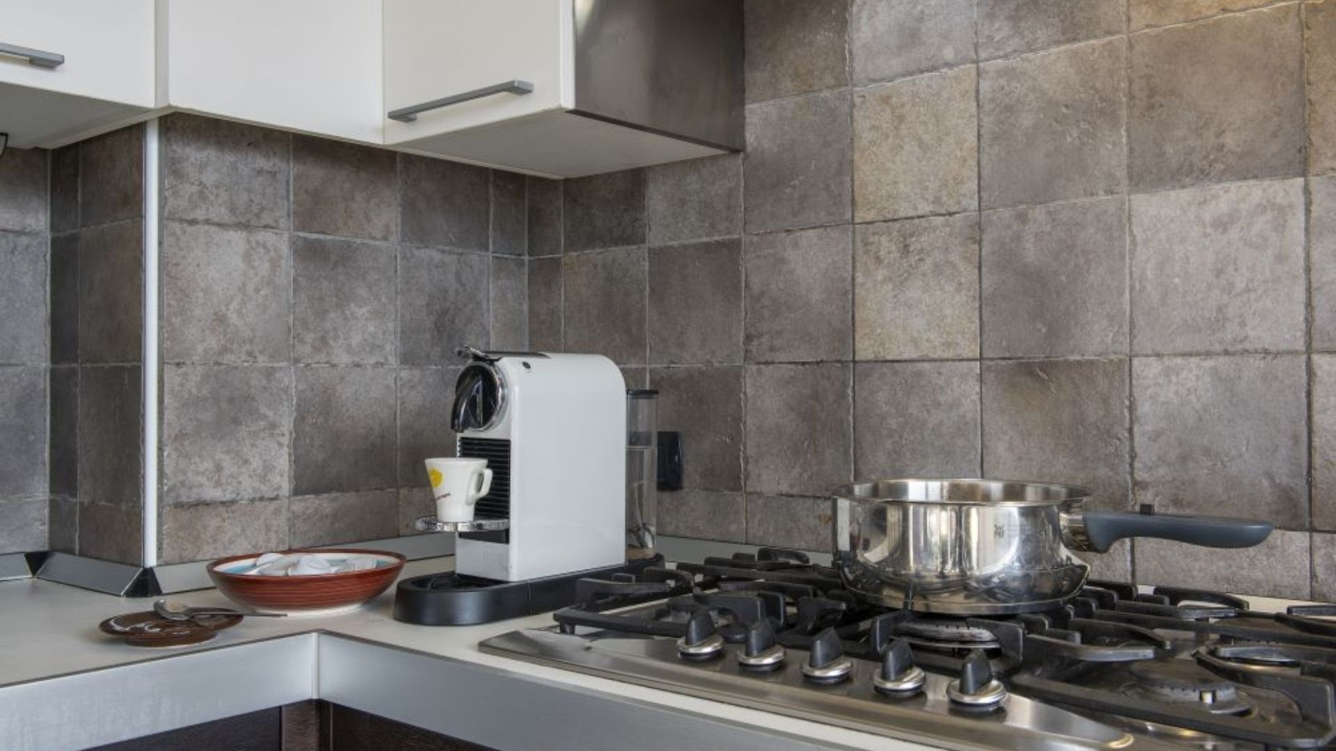 Frigorifero, forno, piano cottura, lavastoviglie