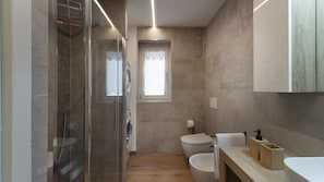 Douche, sĂšche-cheveux, bidet, serviettes fournies