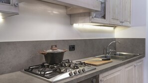 Fridge, oven, stovetop, cookware/dishes/utensils