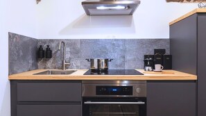 Een koelkast, een oven, een kookplaat, een vaatwasser