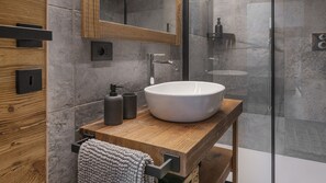 Doccia, asciugacapelli, bidet, asciugamani